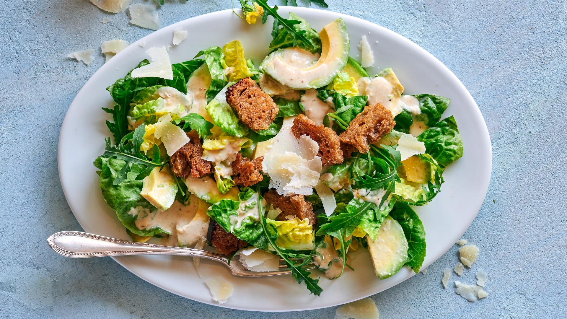 Avocado-Salat und CAESAR SALAD