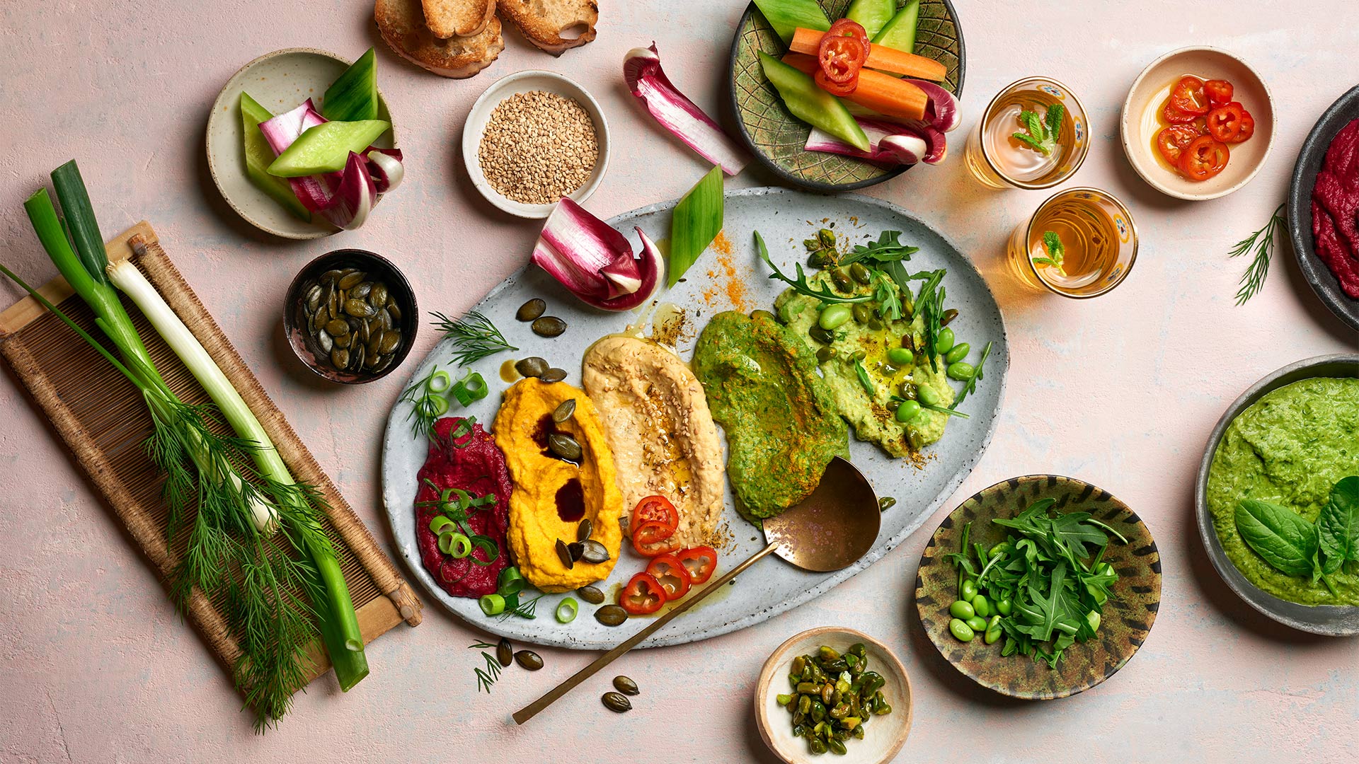 Rainbow-Hummus mit GROßE KARAWANE